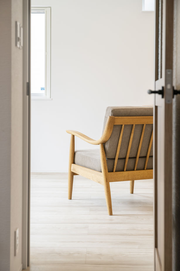 竹内建設 【江別市/2000万円台/ヌック×グレージュインテリア】暮らしを楽しむグレージュの三角屋根の家の建築実例画像2