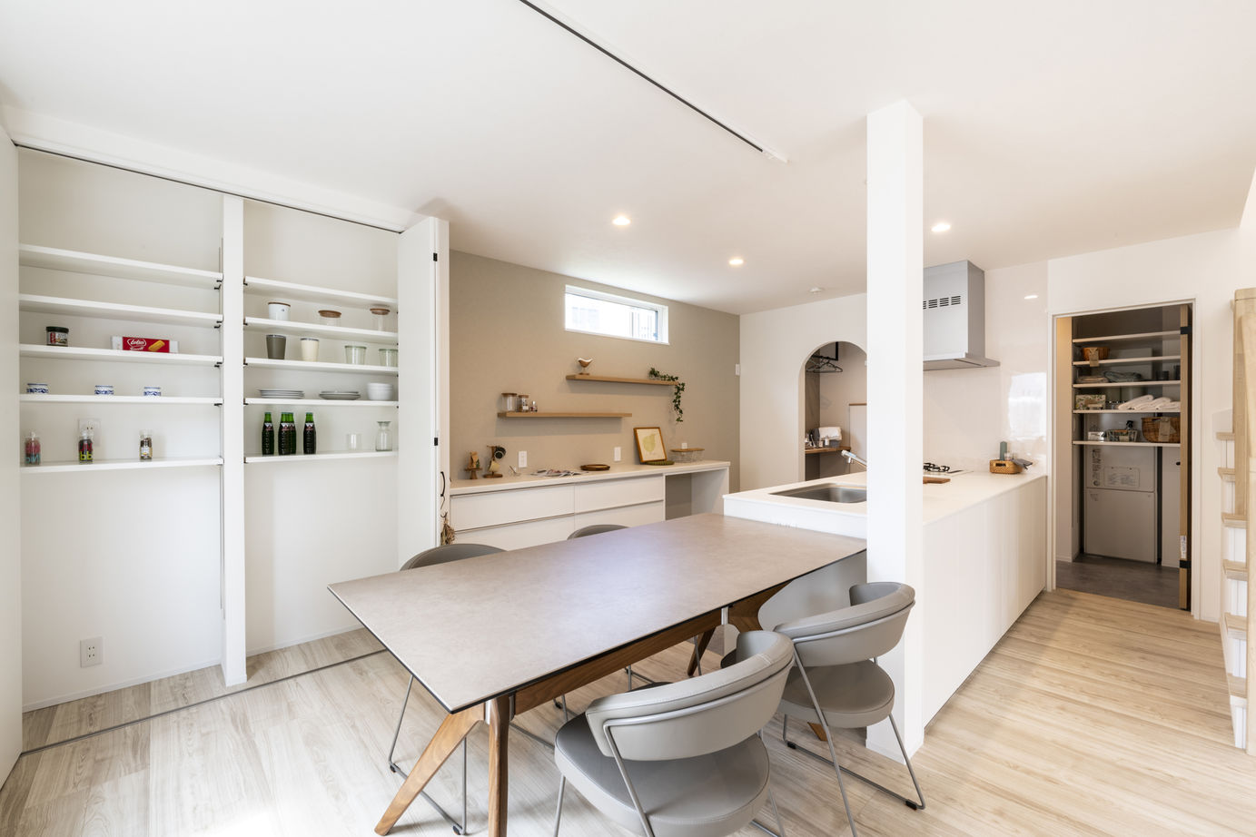 竹内建設 【江別市/2000万円台/ヌック×グレージュインテリア】暮らしを楽しむグレージュの三角屋根の家の建築実例画像4