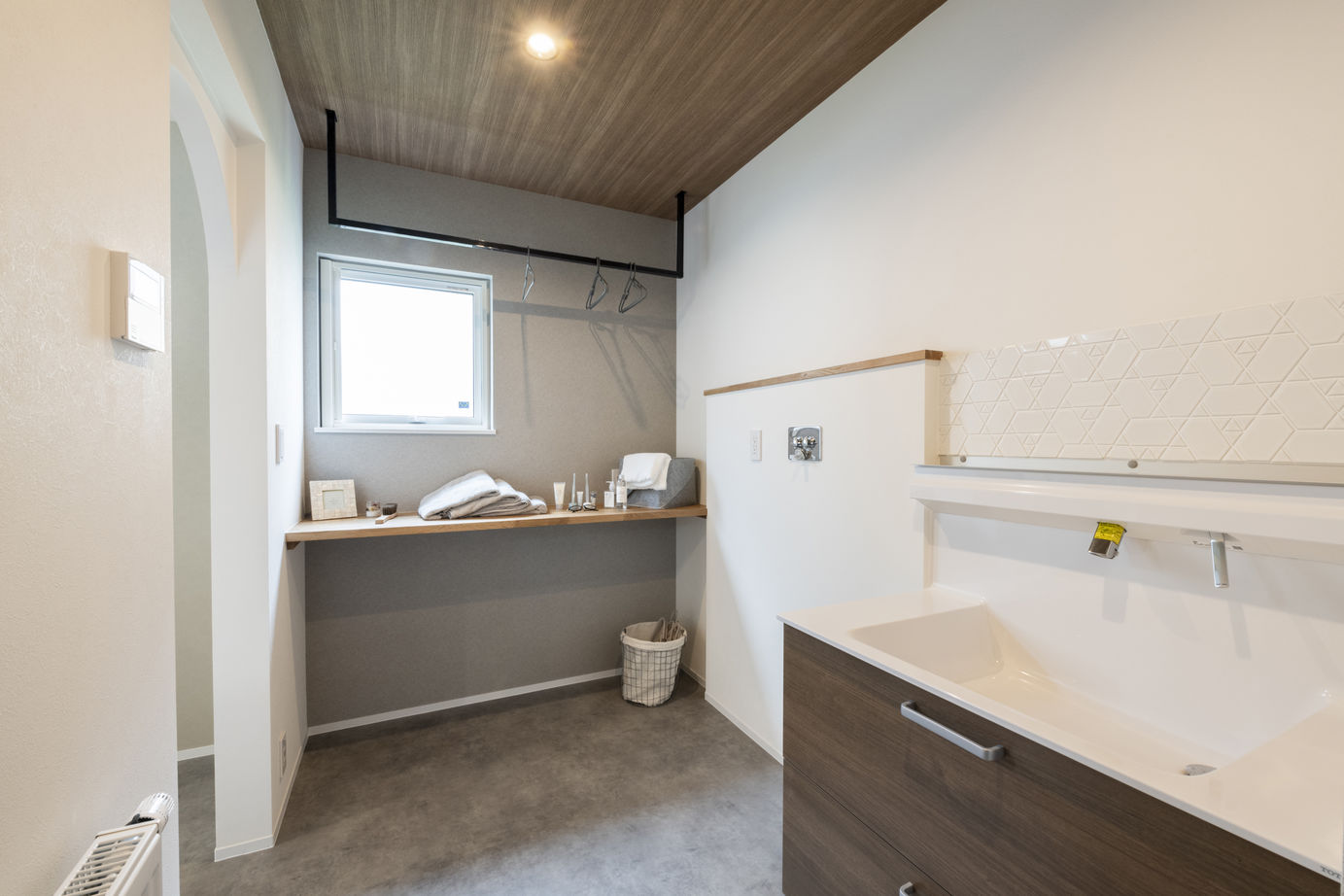 竹内建設 【江別市/2000万円台/ヌック×グレージュインテリア】暮らしを楽しむグレージュの三角屋根の家の建築実例画像6