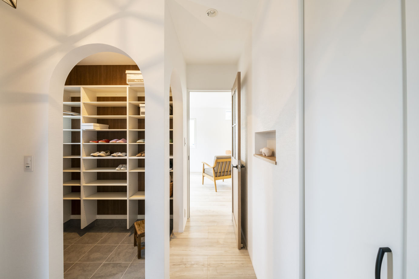 竹内建設 【江別市/2000万円台/ヌック×グレージュインテリア】暮らしを楽しむグレージュの三角屋根の家の建築実例画像7