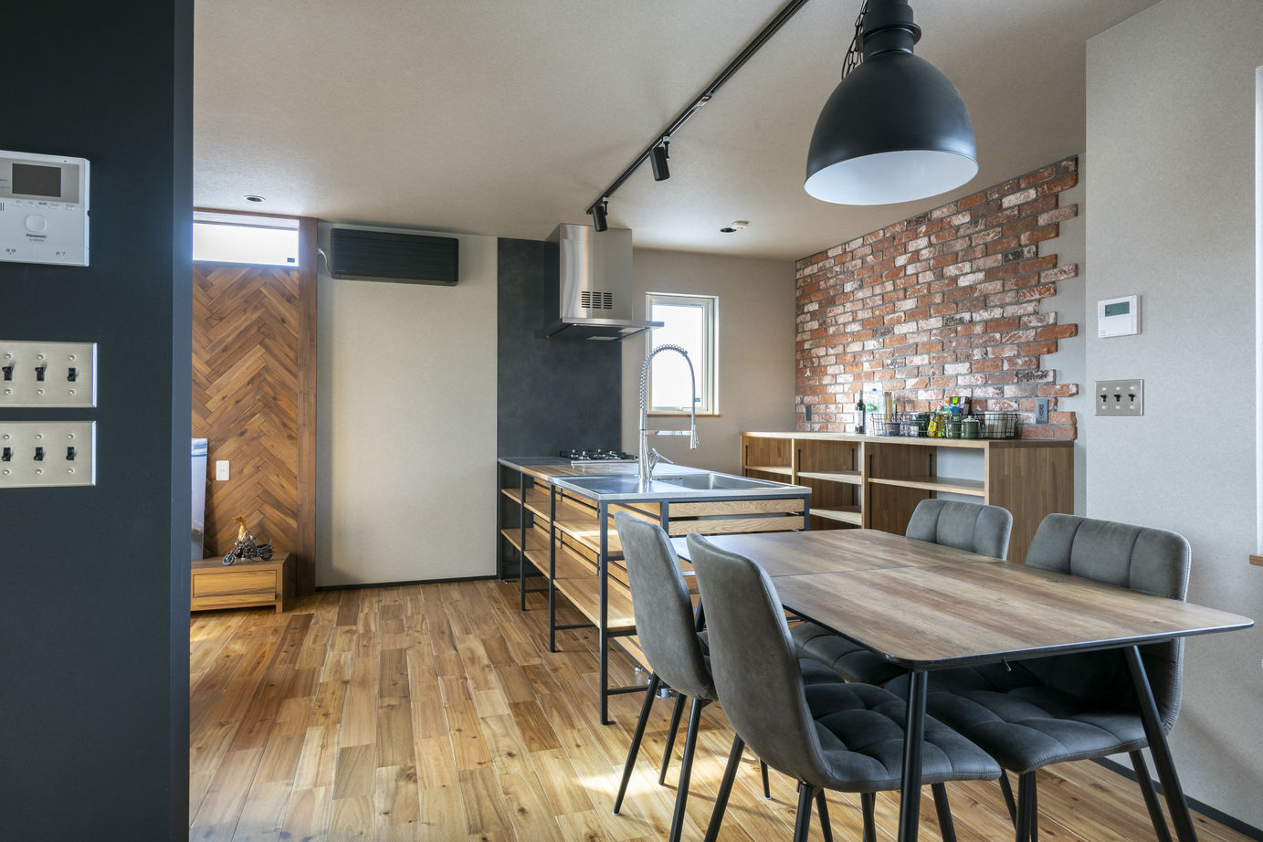 竹内建設 【札幌市/インダストリアル×２階リビング×３LDK】タイルや木の素材を活かした、建築家と建てた家の建築実例画像1