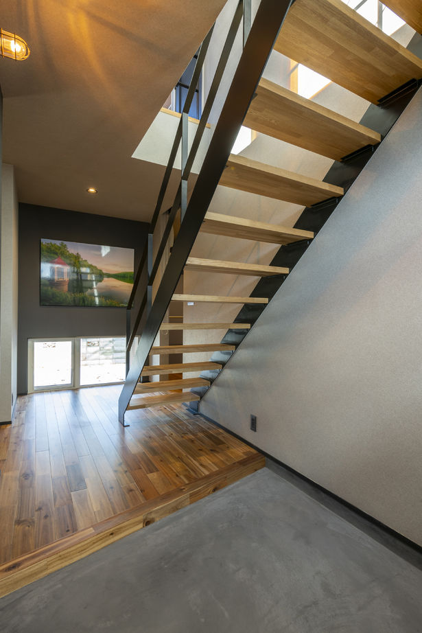 竹内建設 【札幌市/インダストリアル×２階リビング×３LDK】タイルや木の素材を活かした、建築家と建てた家の建築実例画像2