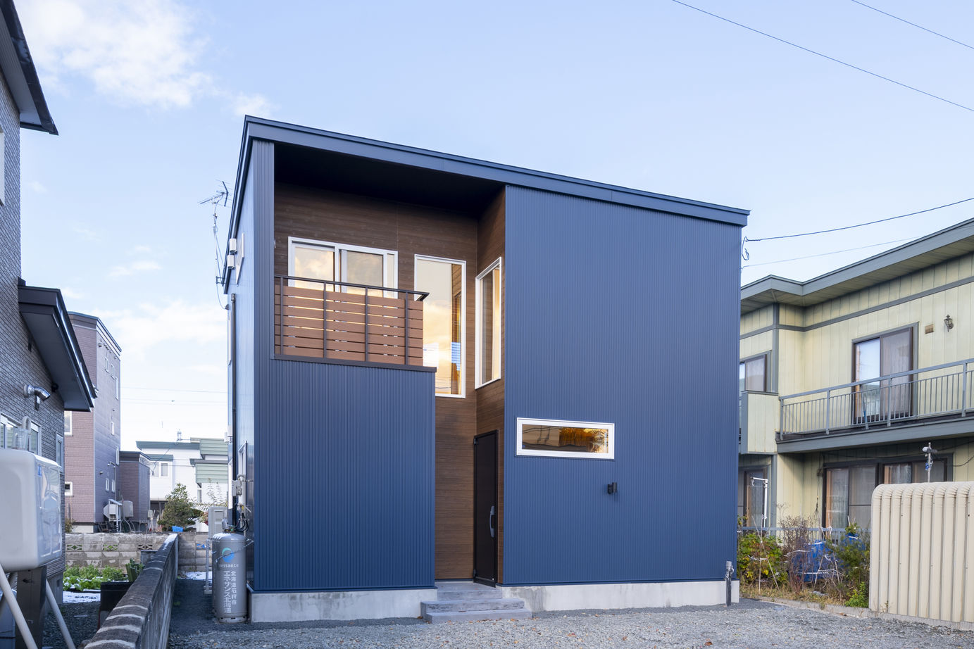 竹内建設 【札幌市/インダストリアル×２階リビング×３LDK】タイルや木の素材を活かした、建築家と建てた家の建築実例画像3