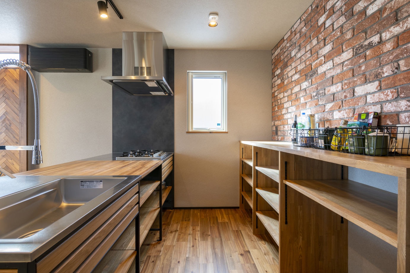 竹内建設 【札幌市/インダストリアル×２階リビング×３LDK】タイルや木の素材を活かした、建築家と建てた家の建築実例画像4