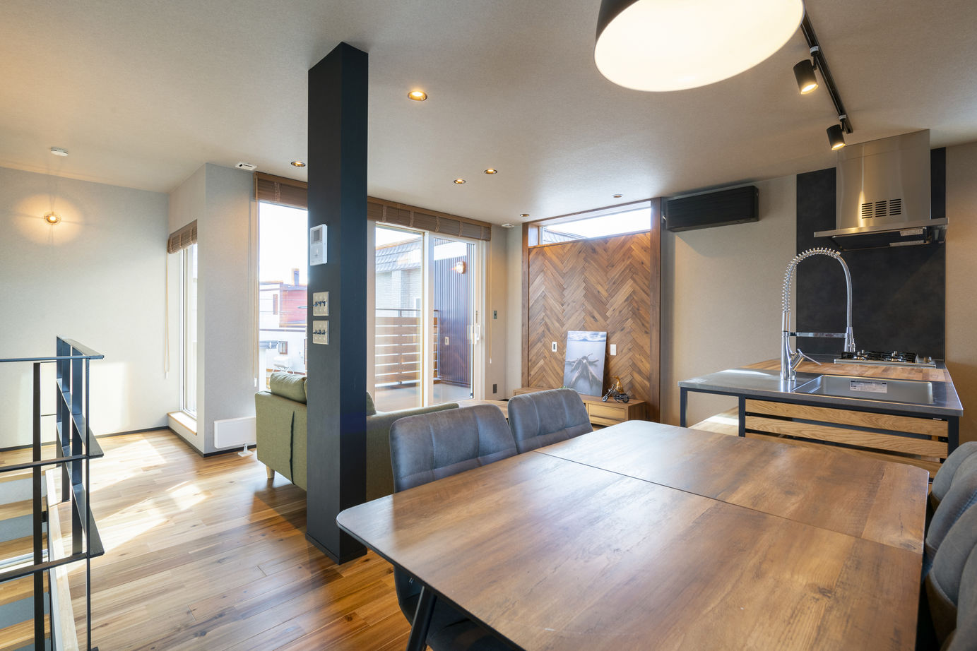 竹内建設 【札幌市/インダストリアル×２階リビング×３LDK】タイルや木の素材を活かした、建築家と建てた家の建築実例画像5