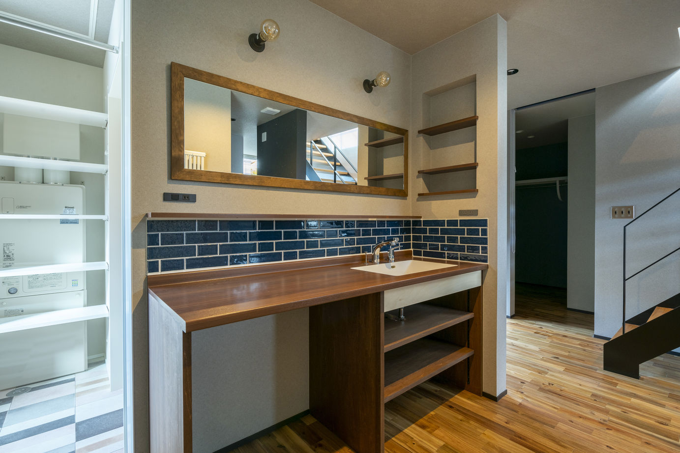 竹内建設 【札幌市/インダストリアル×２階リビング×３LDK】タイルや木の素材を活かした、建築家と建てた家の建築実例画像7