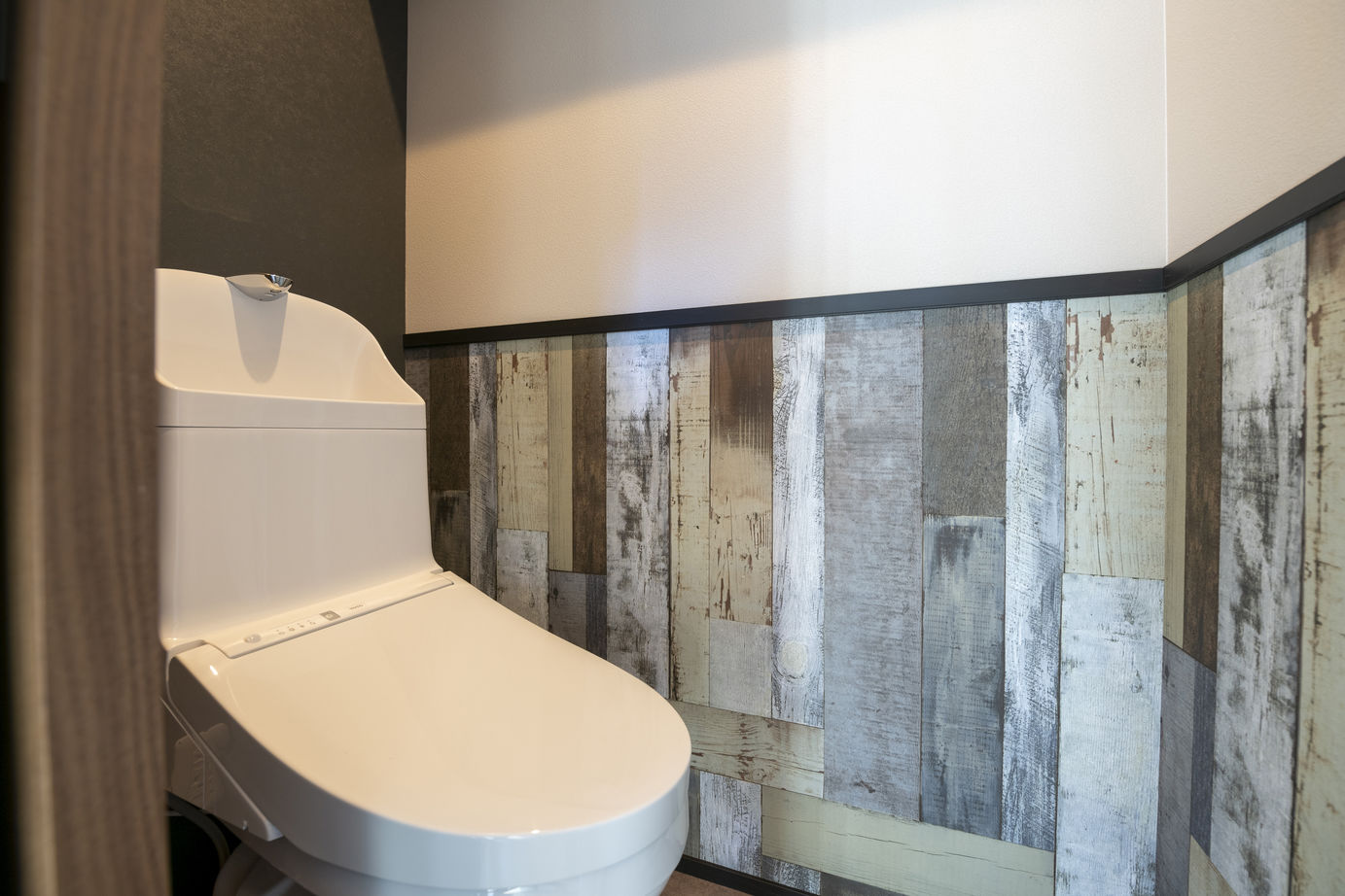 竹内建設 【札幌市/インダストリアル×２階リビング×３LDK】タイルや木の素材を活かした、建築家と建てた家の建築実例画像9