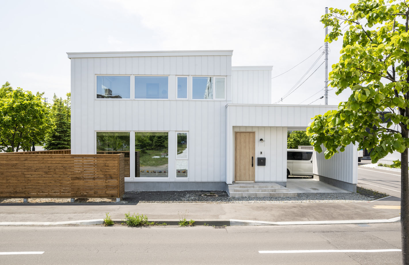 竹内建設 【札幌市/4LDK/自然素材×土間】大きな窓のある木が香る家の建築実例画像1