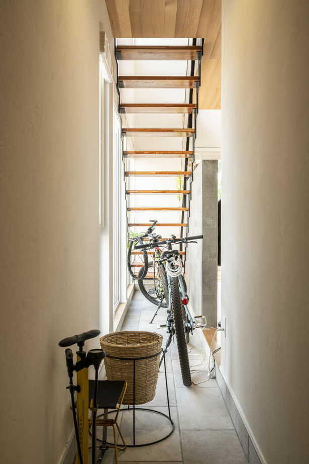 竹内建設 【札幌市/4LDK/自然素材×土間】大きな窓のある木が香る家の建築実例画像2