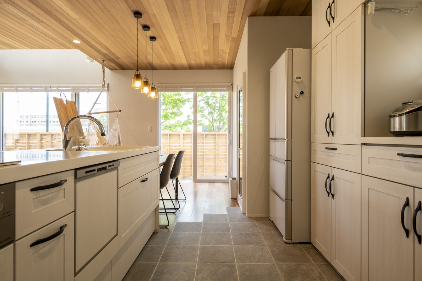 竹内建設 【札幌市/4LDK/自然素材×土間】大きな窓のある木が香る家の建築実例画像3