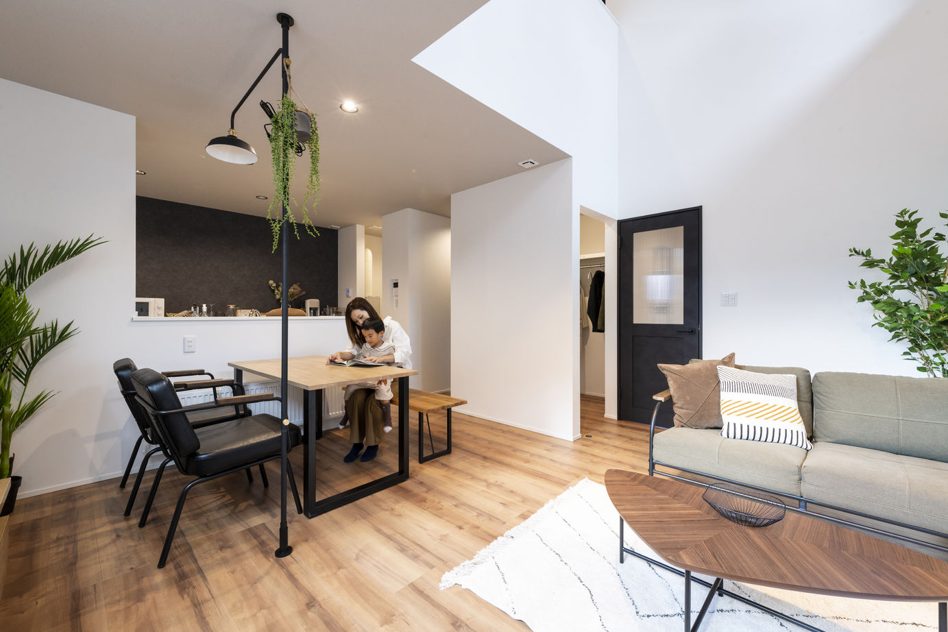 竹内建設 【札幌市/2000万円台/テラス】L字型の軒下空間がつくる印象的な外観の建築実例画像2