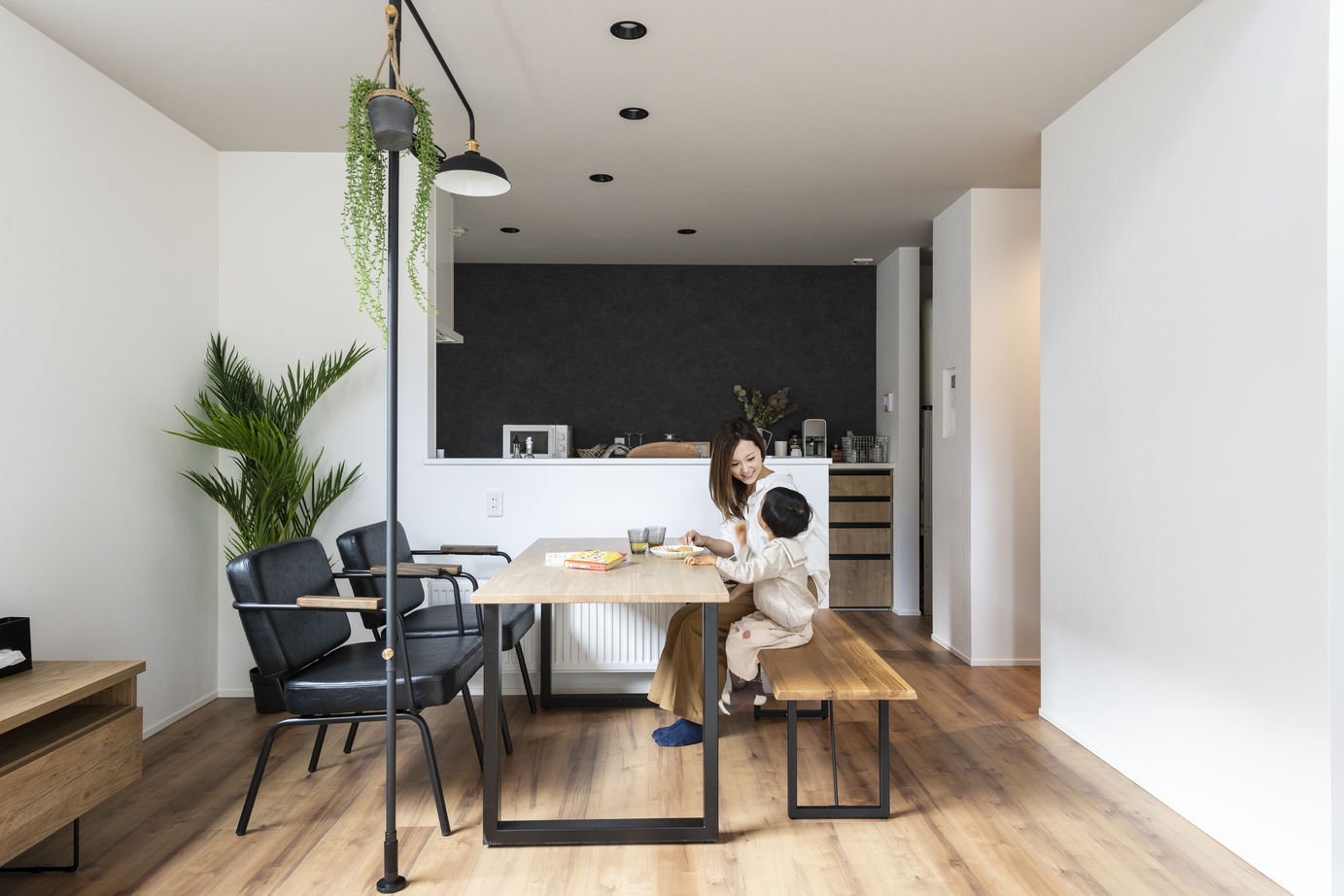 竹内建設 【札幌市/2000万円台/テラス】L字型の軒下空間がつくる印象的な外観の建築実例画像10