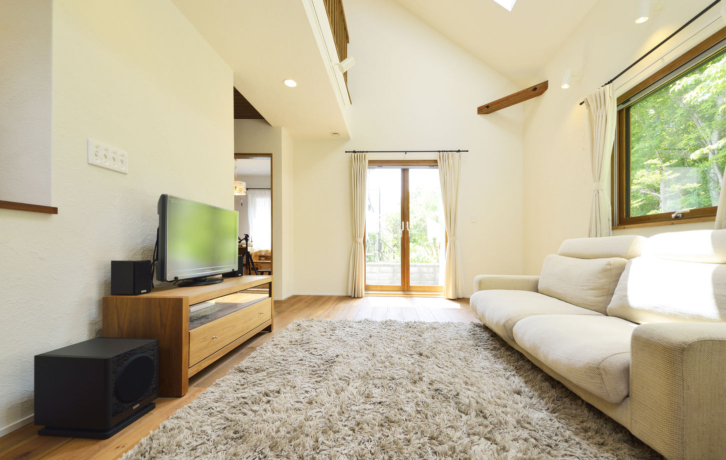 竹内建設 【札幌市/ビルトインガレージ/吹き抜け】楽しめるカフェ風の家の建築実例画像3