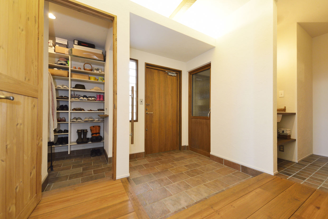 竹内建設 【札幌市/ビルトインガレージ/吹き抜け】楽しめるカフェ風の家の建築実例画像4