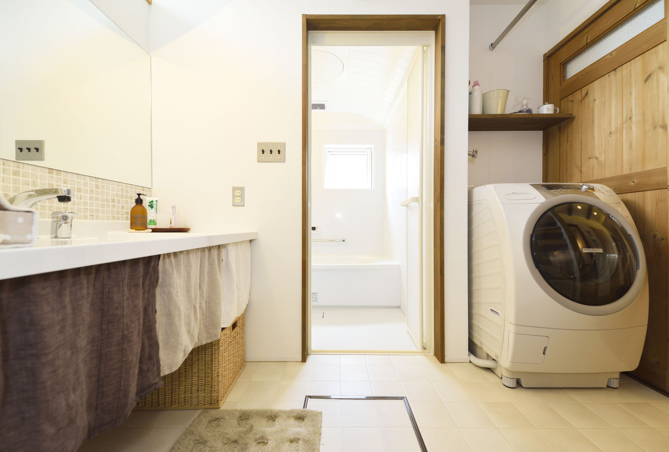 竹内建設 【札幌市/ビルトインガレージ/吹き抜け】楽しめるカフェ風の家の建築実例画像5