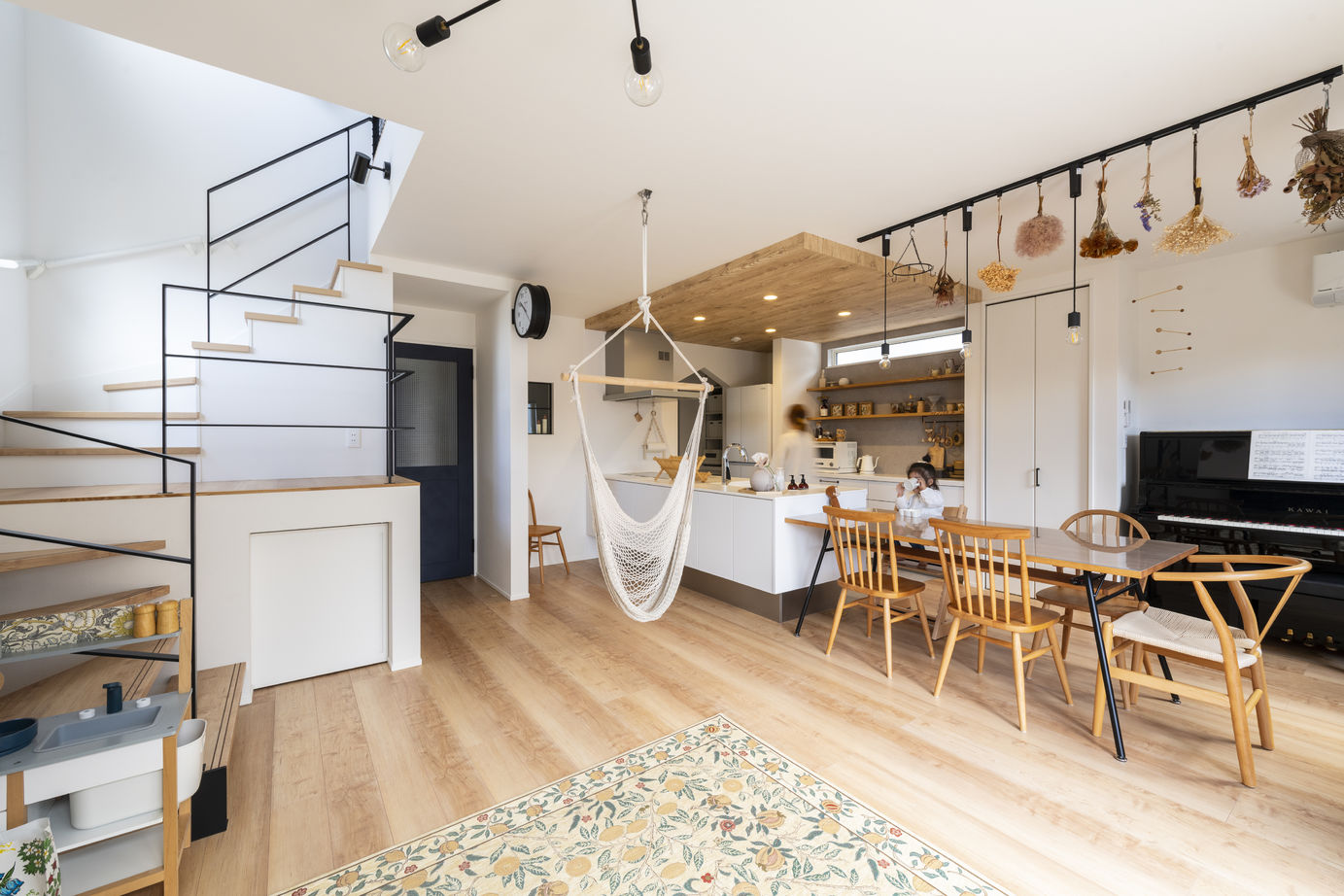 竹内建設 【札幌市/ナチュラル/土間テラス】雑貨が映えるテラスとLDKを楽しむ、アウトドア好き家族のこだわりの家の建築実例画像3