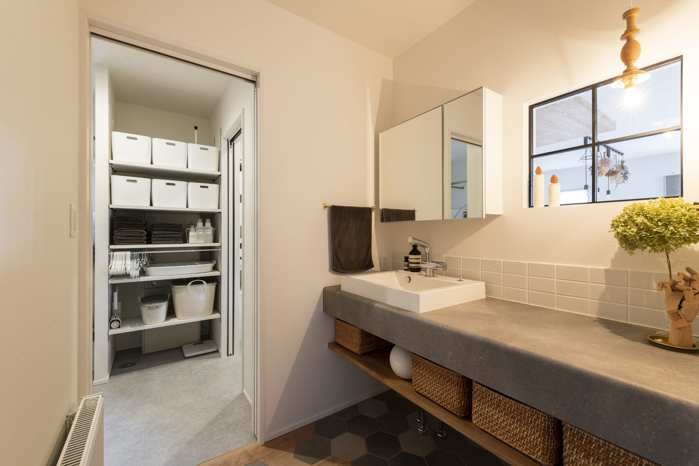 竹内建設 【札幌市/ナチュラル/土間テラス】雑貨が映えるテラスとLDKを楽しむ、アウトドア好き家族のこだわりの家の建築実例画像4