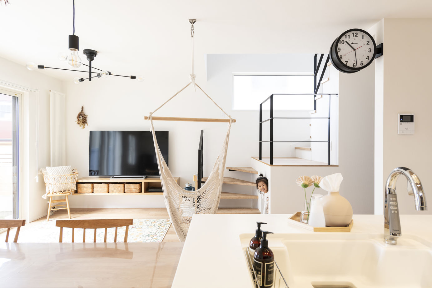 竹内建設 【札幌市/ナチュラル/土間テラス】雑貨が映えるテラスとLDKを楽しむ、アウトドア好き家族のこだわりの家の建築実例画像5