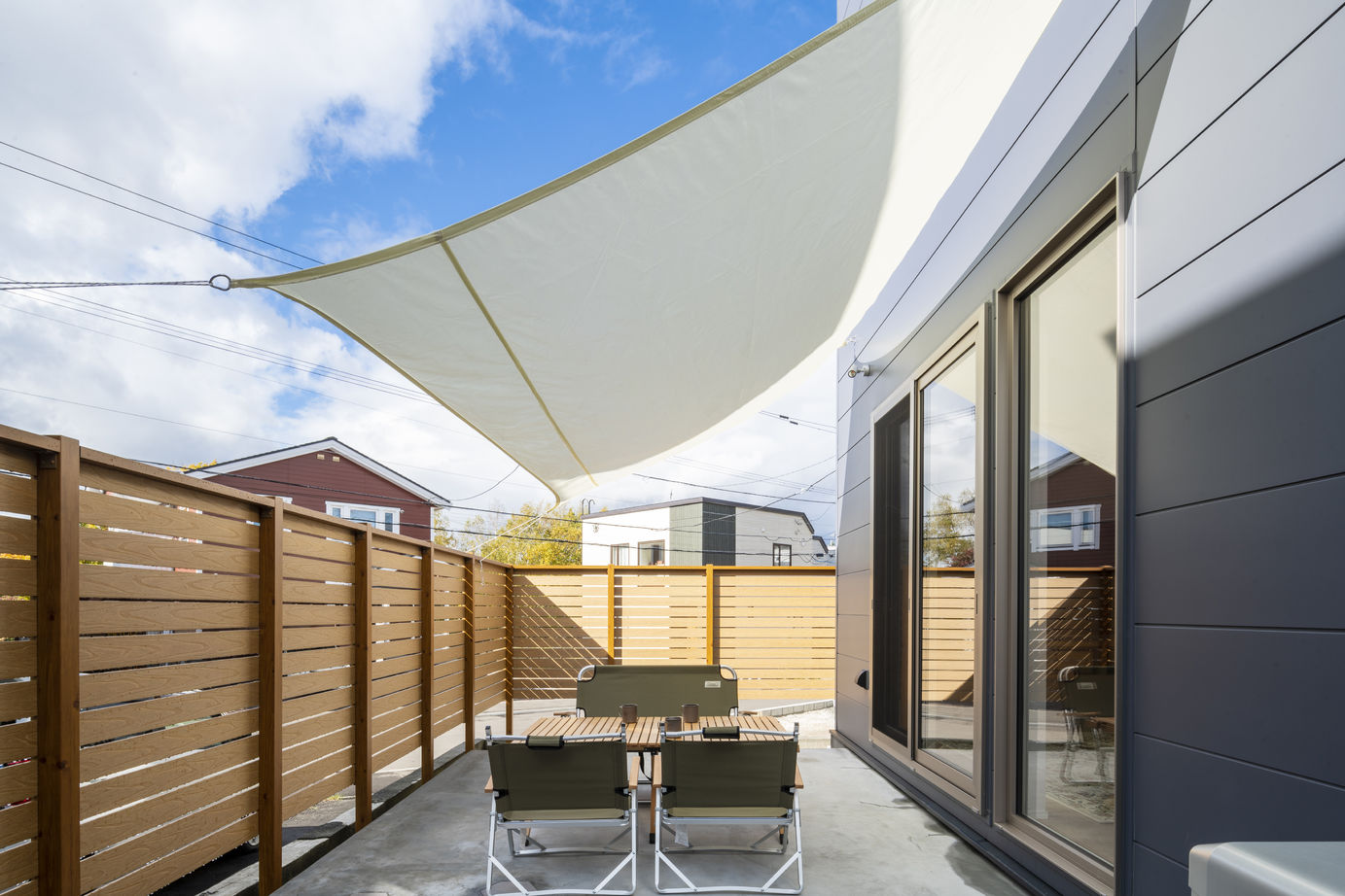 竹内建設 【札幌市/ナチュラル/土間テラス】雑貨が映えるテラスとLDKを楽しむ、アウトドア好き家族のこだわりの家の建築実例画像10