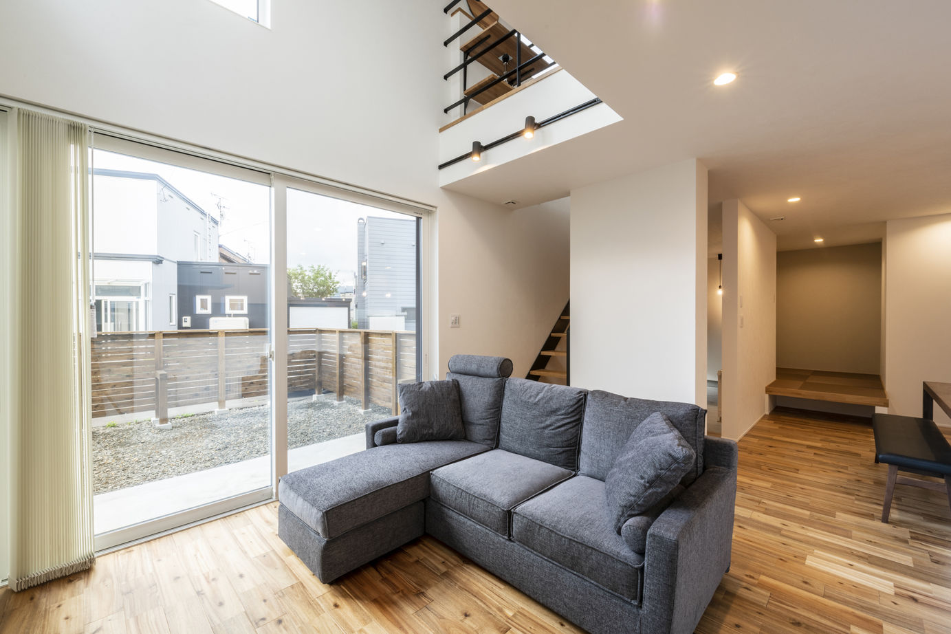 竹内建設 【札幌市/畳コーナー/シンプルモダン】吹き抜けがある寛げる家の建築実例画像4