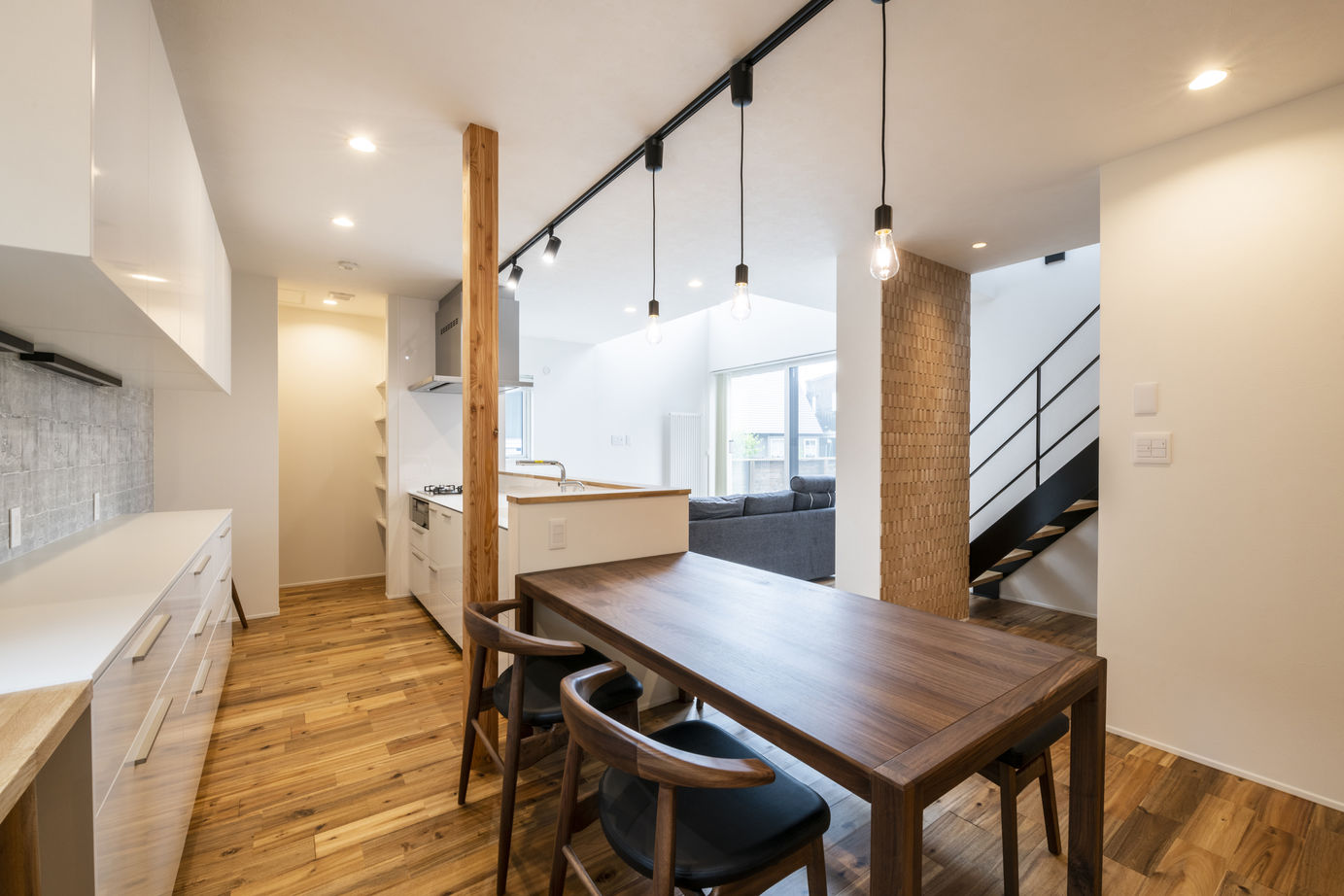 竹内建設 【札幌市/畳コーナー/シンプルモダン】吹き抜けがある寛げる家の建築実例画像5