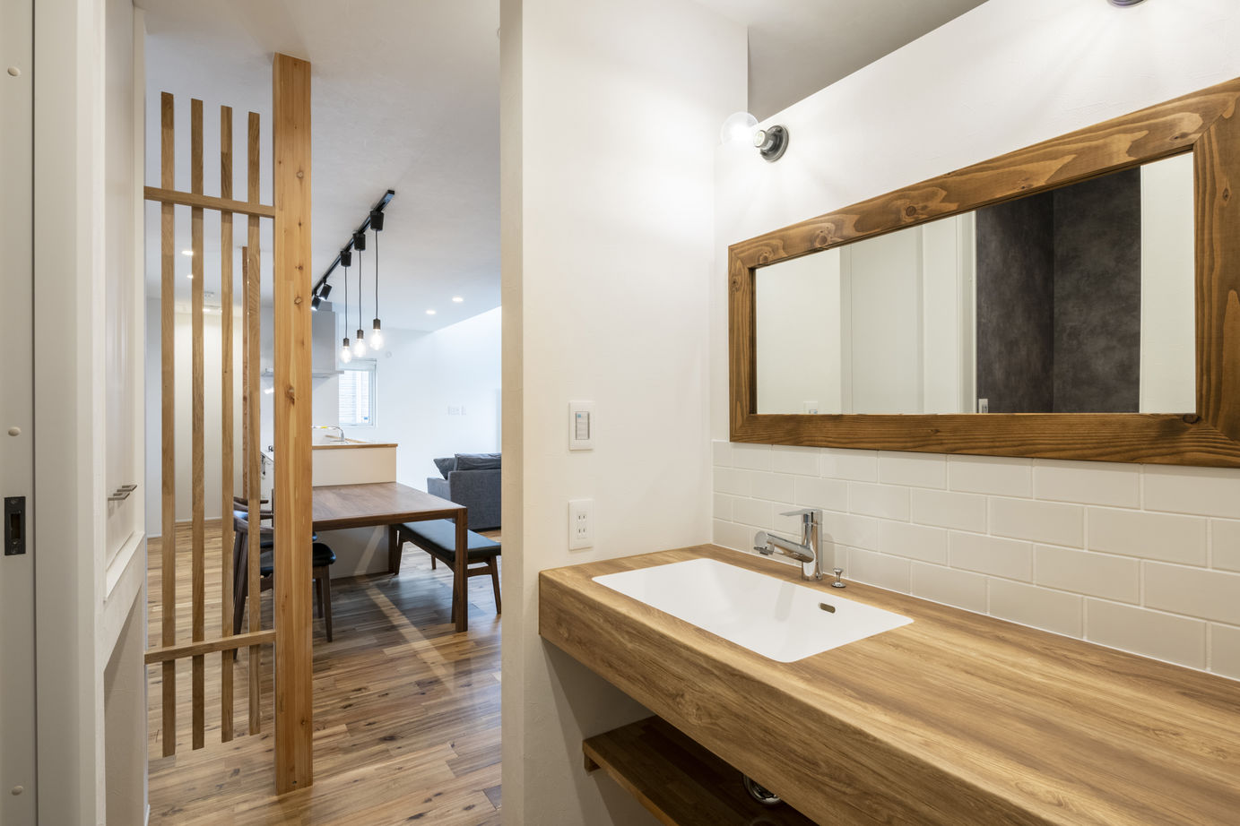 竹内建設 【札幌市/畳コーナー/シンプルモダン】吹き抜けがある寛げる家の建築実例画像7