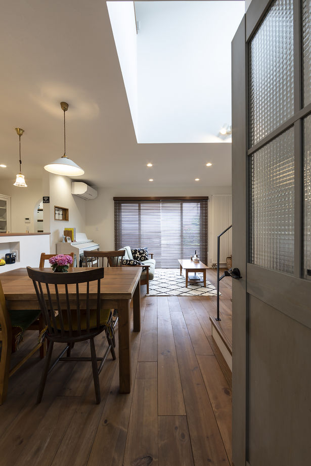 竹内建設 【札幌市/三角屋根/大量収納】白と木材のカフェ風な家の建築実例画像2