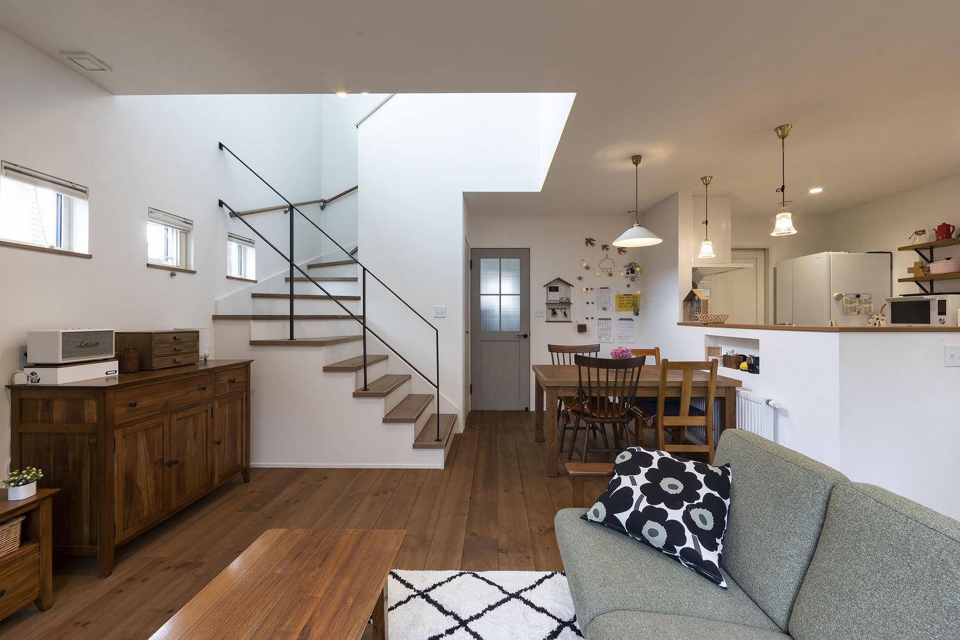 竹内建設 【札幌市/三角屋根/大量収納】白と木材のカフェ風な家の建築実例画像3