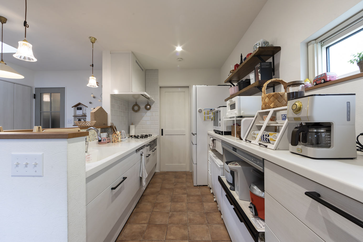 竹内建設 【札幌市/三角屋根/大量収納】白と木材のカフェ風な家の建築実例画像4