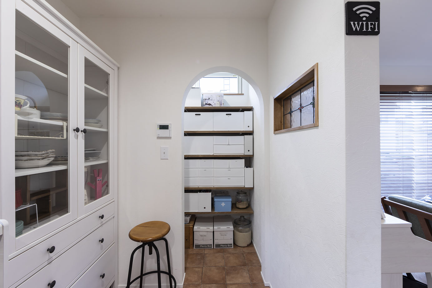 竹内建設 【札幌市/三角屋根/大量収納】白と木材のカフェ風な家の建築実例画像5