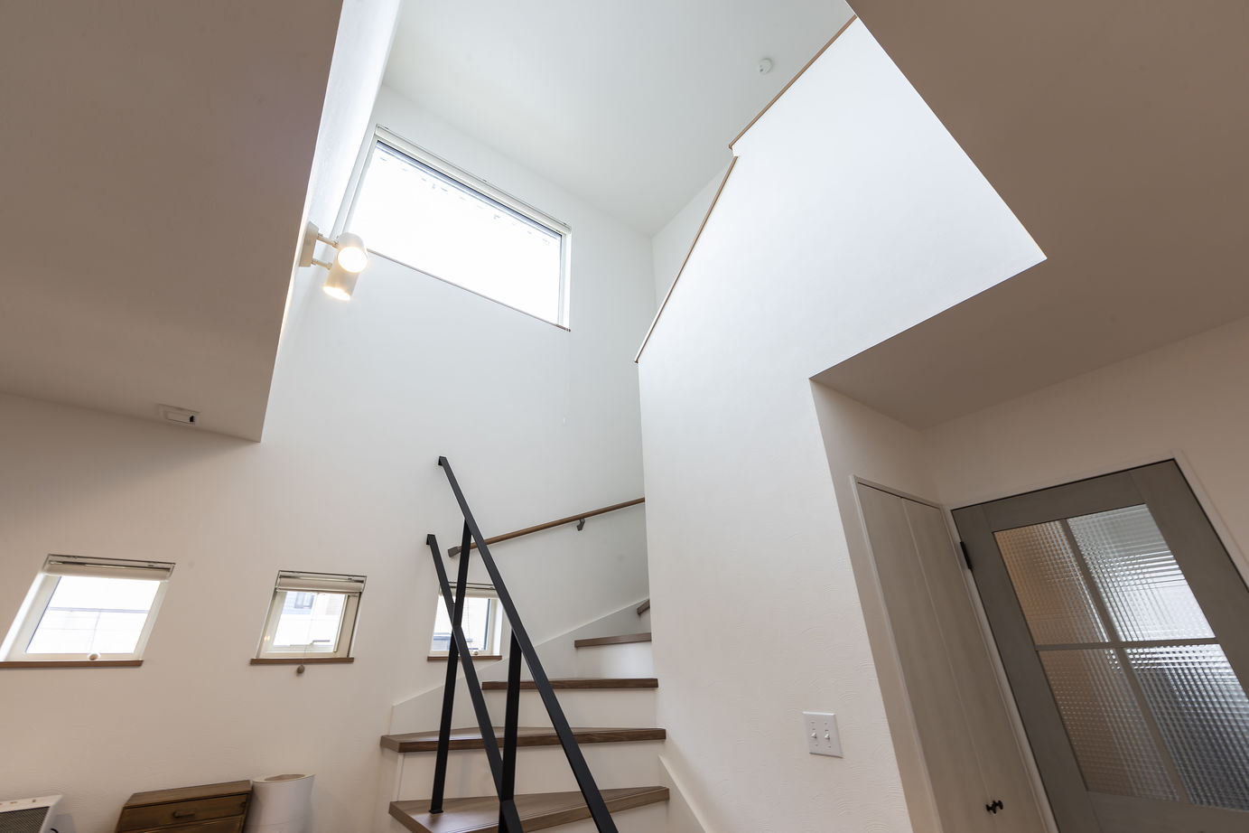 竹内建設 【札幌市/三角屋根/大量収納】白と木材のカフェ風な家の建築実例画像6