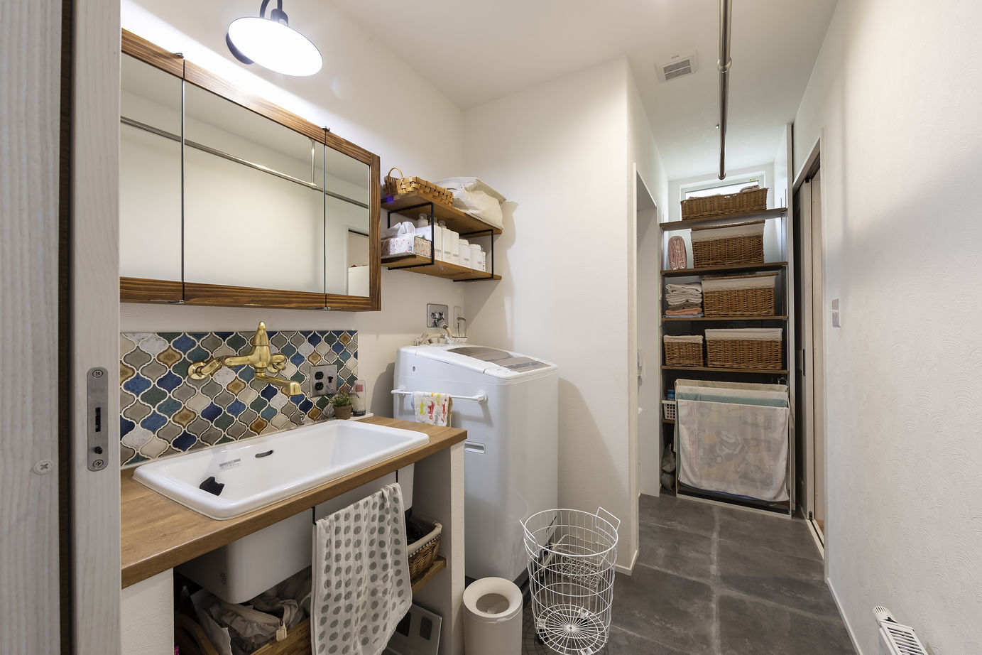 竹内建設 【札幌市/三角屋根/大量収納】白と木材のカフェ風な家の建築実例画像7