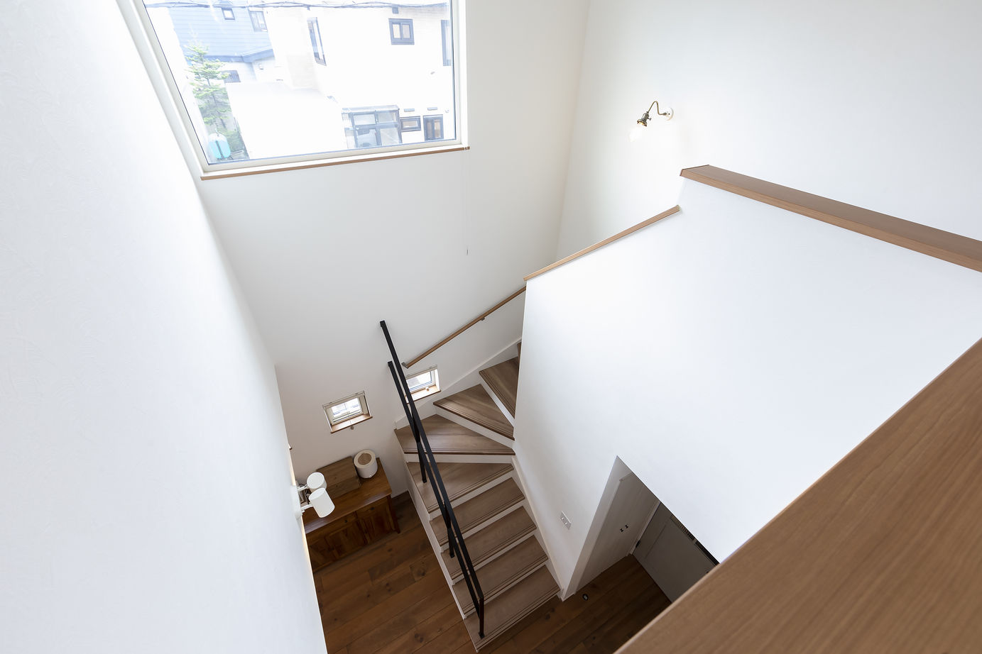 竹内建設 【札幌市/三角屋根/大量収納】白と木材のカフェ風な家の建築実例画像8