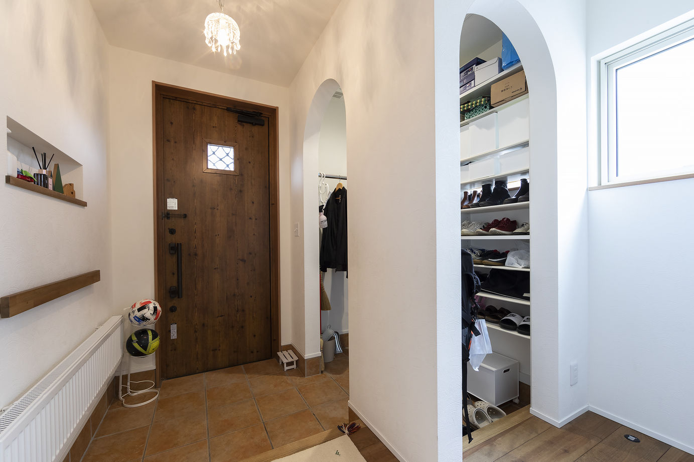 竹内建設 【札幌市/三角屋根/大量収納】白と木材のカフェ風な家の建築実例画像10