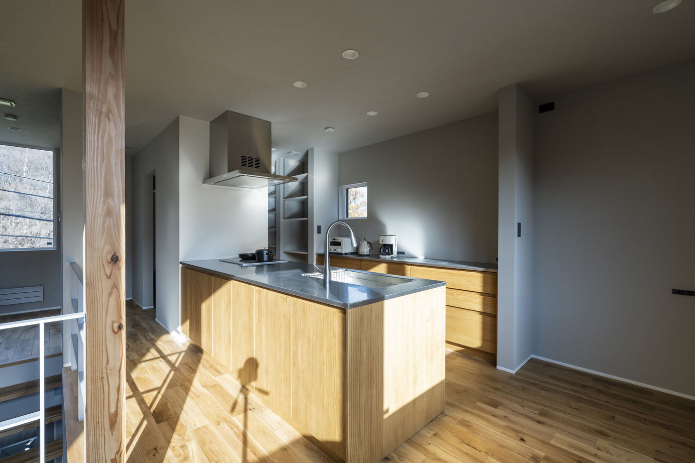 竹内建設 【札幌市/2階リビング/シンプル】木目が魅力の二階リビングの家の建築実例画像2