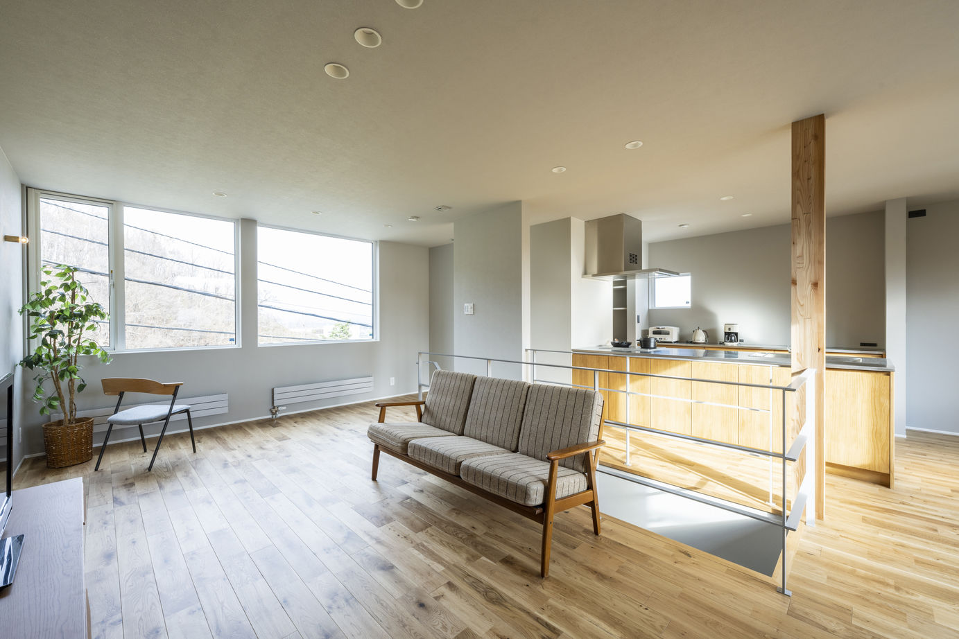 竹内建設 【札幌市/2階リビング/シンプル】木目が魅力の二階リビングの家の建築実例画像3