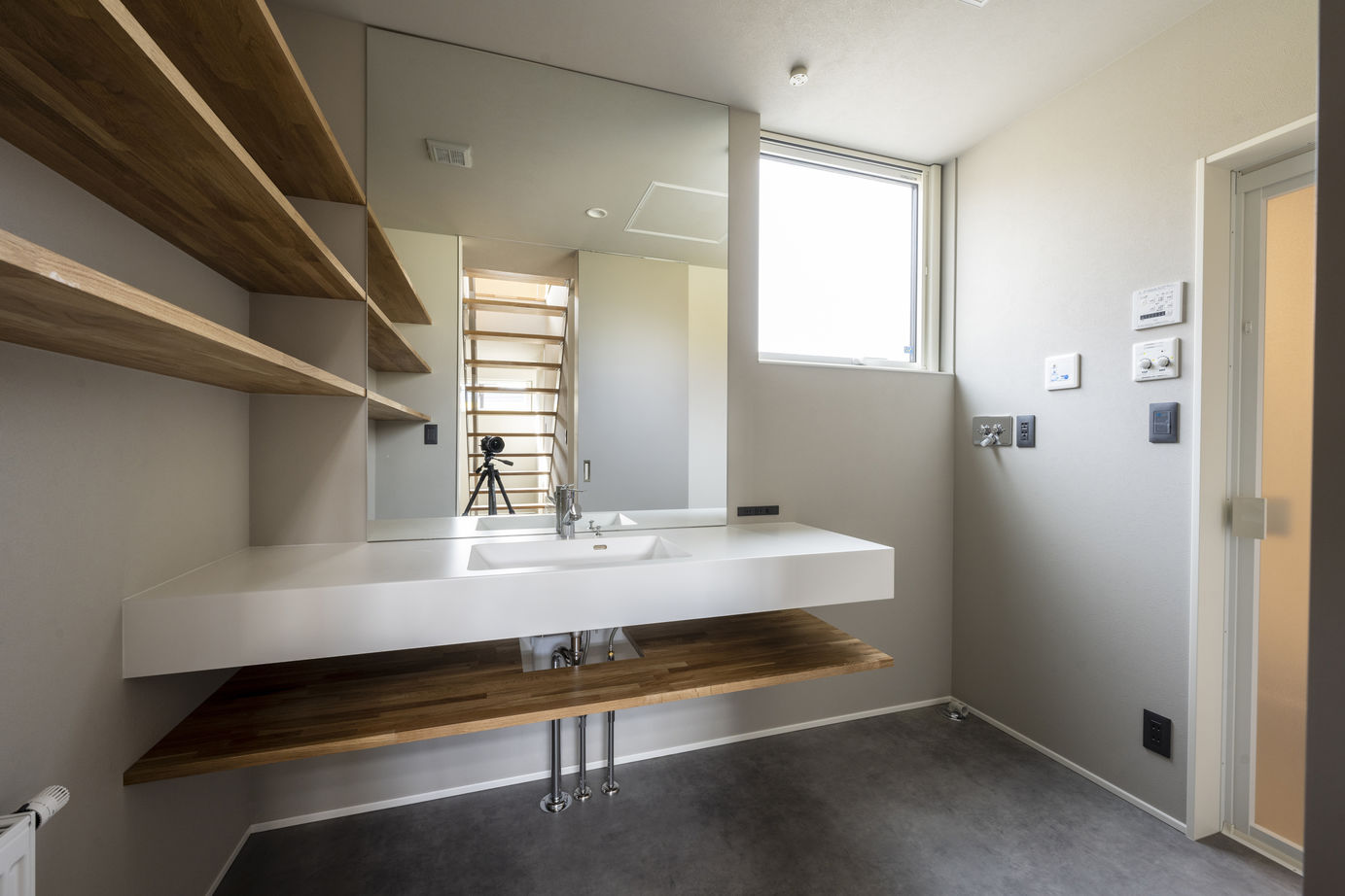 竹内建設 【札幌市/2階リビング/シンプル】木目が魅力の二階リビングの家の建築実例画像5