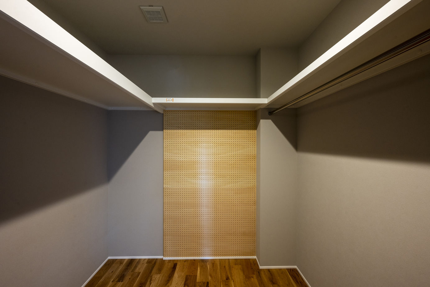 竹内建設 【札幌市/2階リビング/シンプル】木目が魅力の二階リビングの家の建築実例画像9