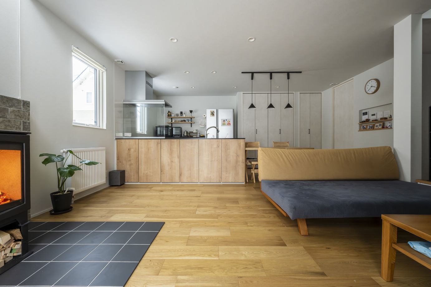 竹内建設 【江別市/3LDK/シンプルモダン】犬と暮らす薪ストーブの家の建築実例画像9