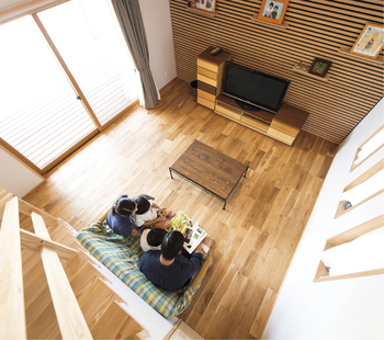 赤ちゃん基準の家　住工房プラスアルファ 屋根付きのウッドデッキにこだわった木が主役の家の建築実例画像2