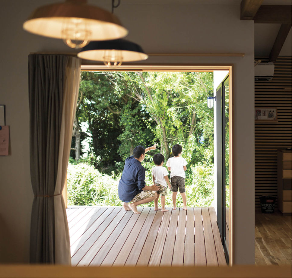 赤ちゃん基準の家　住工房プラスアルファ 屋根付きのウッドデッキにこだわった木が主役の家の建築実例画像3