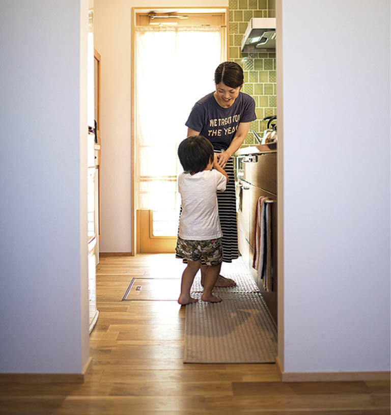 赤ちゃん基準の家　住工房プラスアルファ 屋根付きのウッドデッキにこだわった木が主役の家の建築実例画像4
