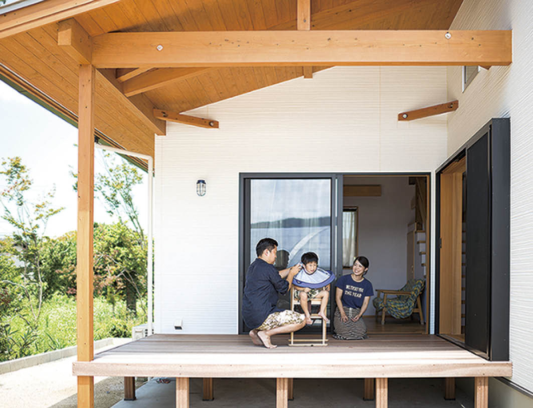 赤ちゃん基準の家　住工房プラスアルファ 屋根付きのウッドデッキにこだわった木が主役の家の建築実例画像5