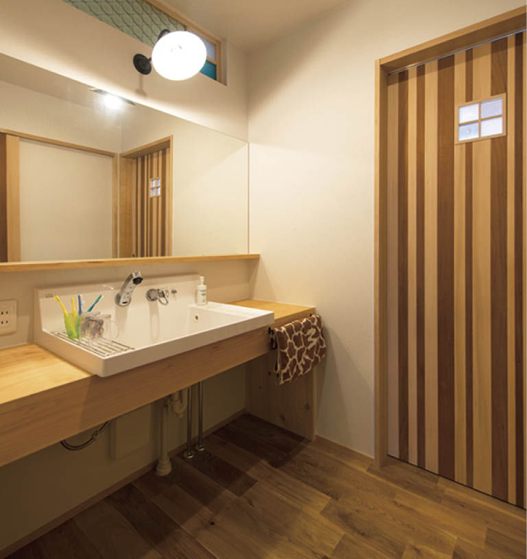 赤ちゃん基準の家　住工房プラスアルファ 屋根付きのウッドデッキにこだわった木が主役の家の建築実例画像7