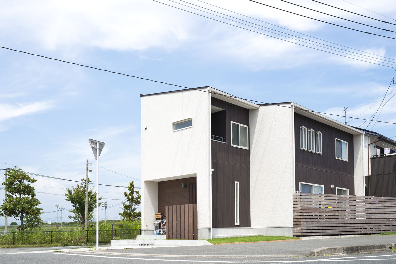 赤ちゃん基準の家　住工房プラスアルファ 細長の45坪の敷地にあわせた、住みやすさマジックの建築実例画像1