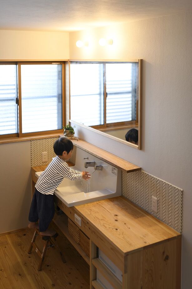 赤ちゃん基準の家　住工房プラスアルファ 自然と眺望に包まれる、想い出の木が息づく家の建築実例画像4