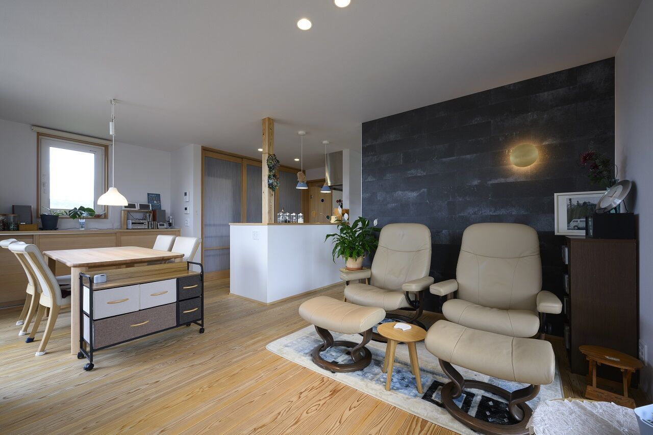 赤ちゃん基準の家　住工房プラスアルファ 焼杉の壁×バレルサウナ、2棟目で叶えた快適な暮らしの建築実例画像3