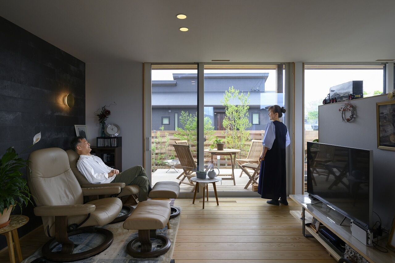 赤ちゃん基準の家　住工房プラスアルファ 焼杉の壁×バレルサウナ、2棟目で叶えた快適な暮らしの建築実例画像4