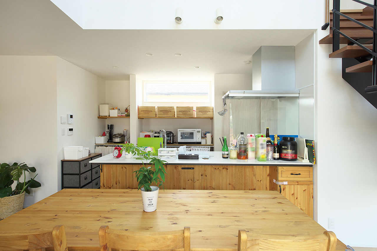 タケイハウジング 【大阪/2000万円台/間取り有】ナチュラルカントリーなキッチンと鉄骨階段が似合う吹抜けの家の建築実例画像2