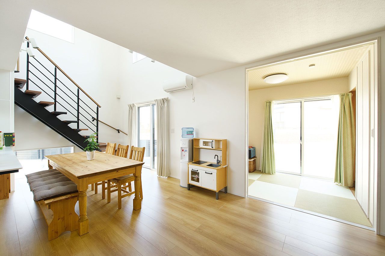 タケイハウジング 【大阪/2000万円台/間取り有】ナチュラルカントリーなキッチンと鉄骨階段が似合う吹抜けの家の建築実例画像4